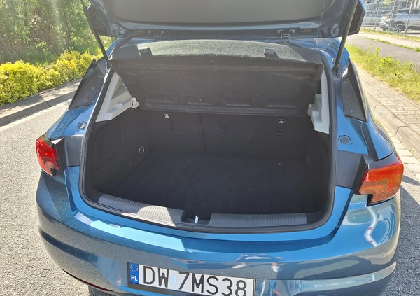Opel Astra cena 48000 przebieg: 79000, rok produkcji 2016 z Wrocław małe 137